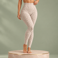 WildFit porté avec mise en avant de la taille haute et du motif léopard