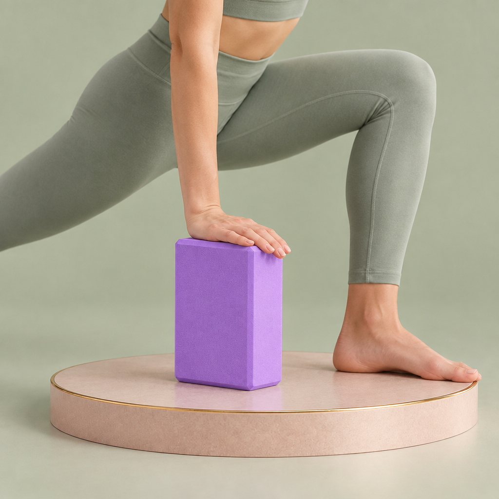 YogaBrick utilisée en appui pendant une posture de yoga